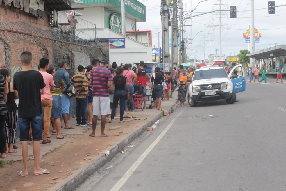 Polícia Militar acompanha movimentação em agência de Manaus — Foto: Eliana Nascimento