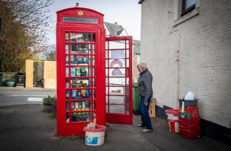 Alimentos são disponibilizados em cabines telefônicas do Reino Unido (Foto: Reprodução )