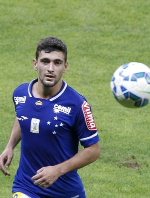 Acostumado a atuar pelo meio, Arrascaeta aprova atuação pela ponta