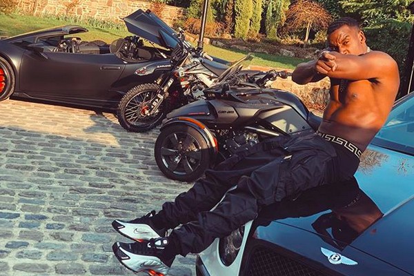 O rapper Bugzy Malone com sua coleção de veículos (Foto: Instagram)