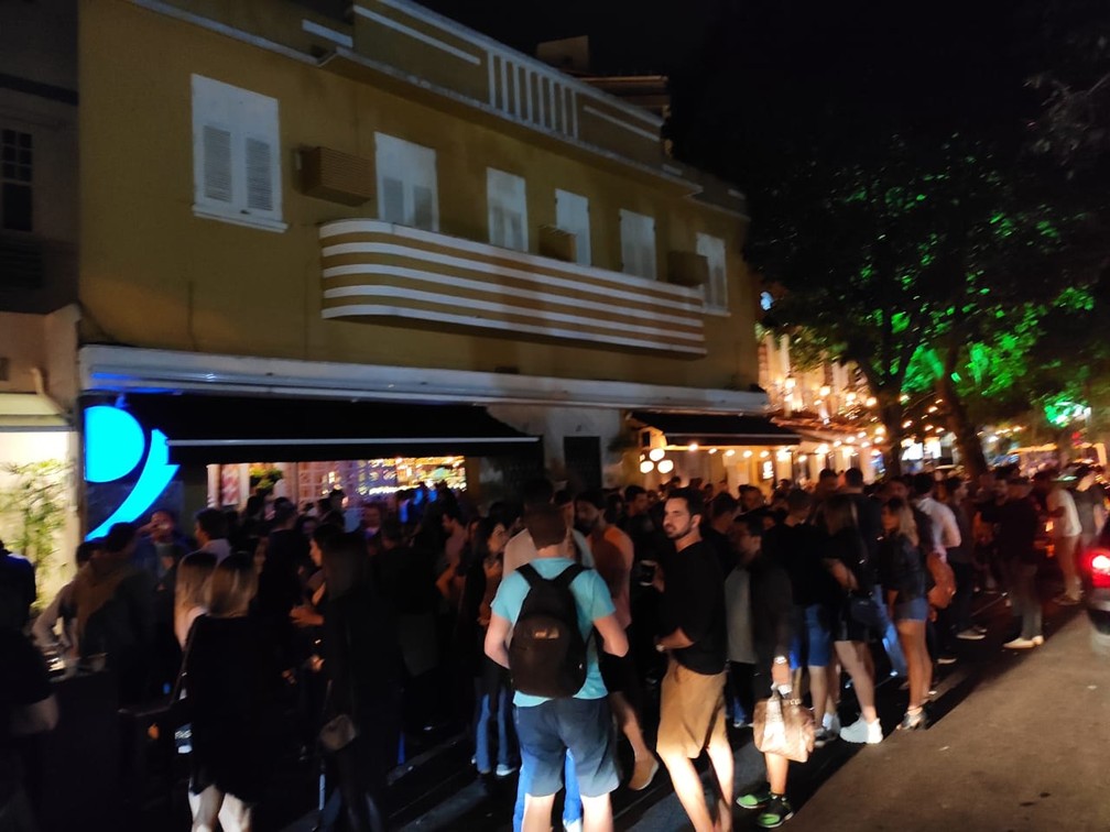 Rua Dias Ferreira lotada e com frequentadores sem máscara, nesta quinta-feira (2), primeiro dia de liberação de bares no Rio — Foto: G1 Rio