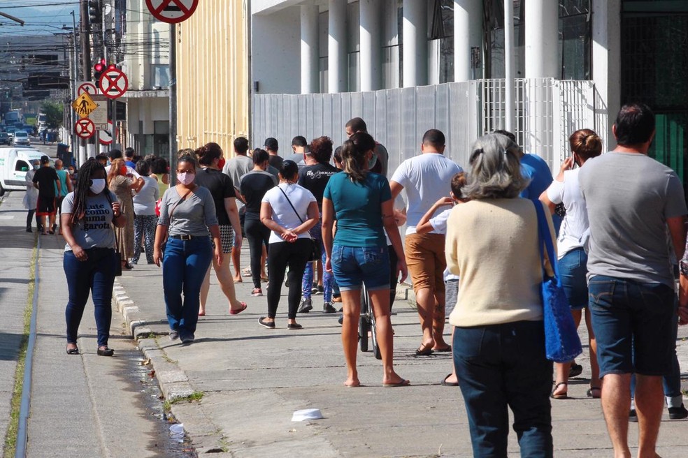 Popula&ccedil;&atilde;o formou fila para realizar teste gratuito de Covid-19 disponibilizado pela Secretaria Municipal de Sa&uacute;de em Santos, SP &mdash; Foto: Matheus Tag&eacute;/A Tribuna Jornal