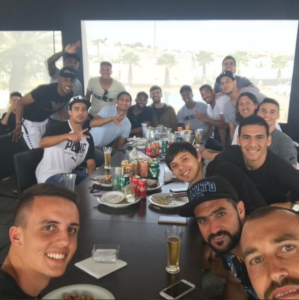 Jogadores do Corinthians durante churrasco no CT Joaquim Grava (Foto: Reprodução/Instagram)