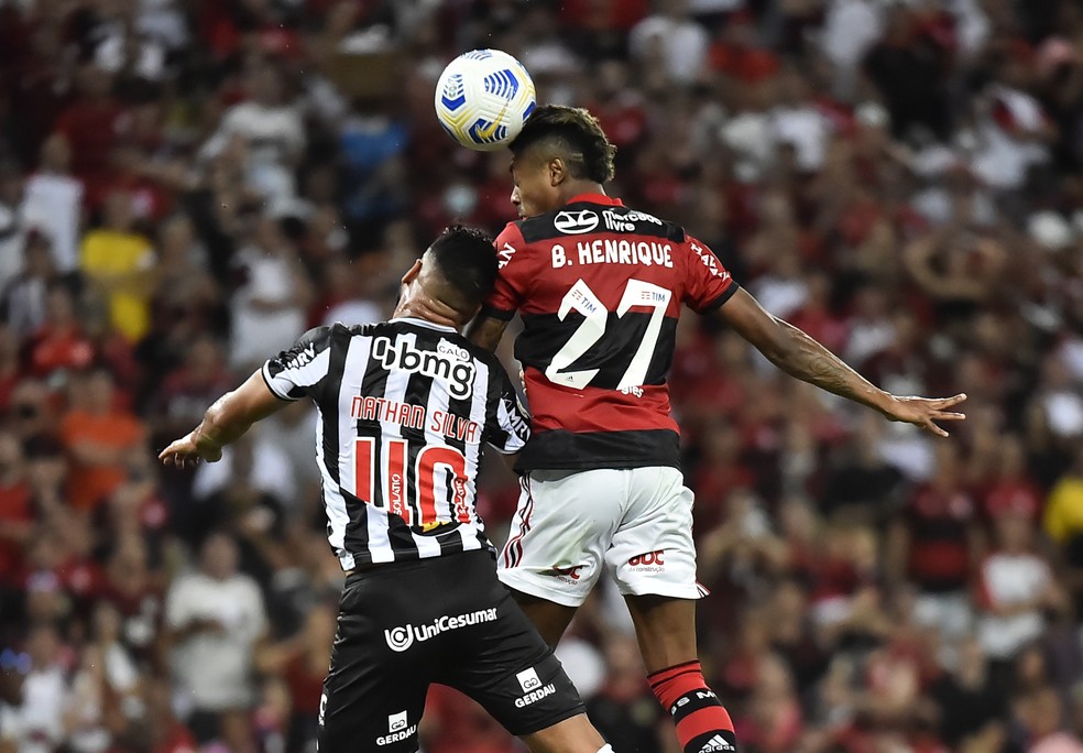 Atacante recebe terceiro amarelo e está suspenso do próximo jogo do Flamengo