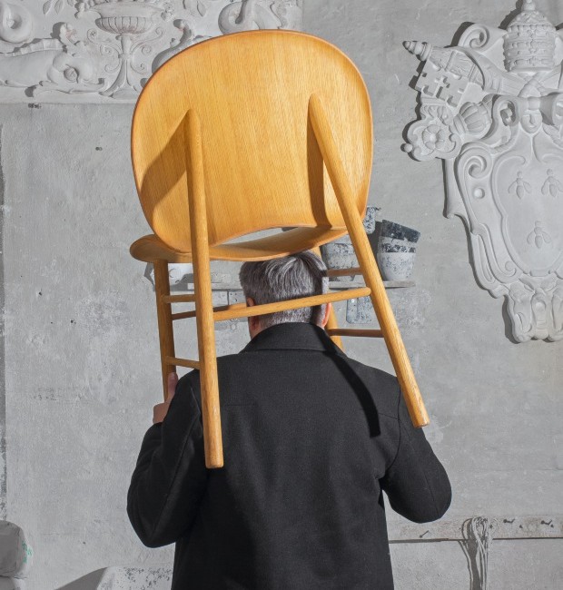 Cadeira Curve, de carvalho, 49,50 x 82,50 x 54,20 cm, de Steen Sehested e Martin Kechayas (Foto: Chris Calmer )