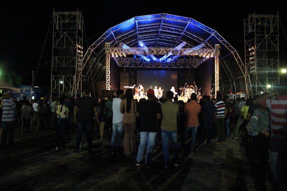Alguns fãs chegaram cedo para garantir lugar no show municipal do cantor Daniel, em Porto Velho.  — Foto: Pedro Bentes/G1