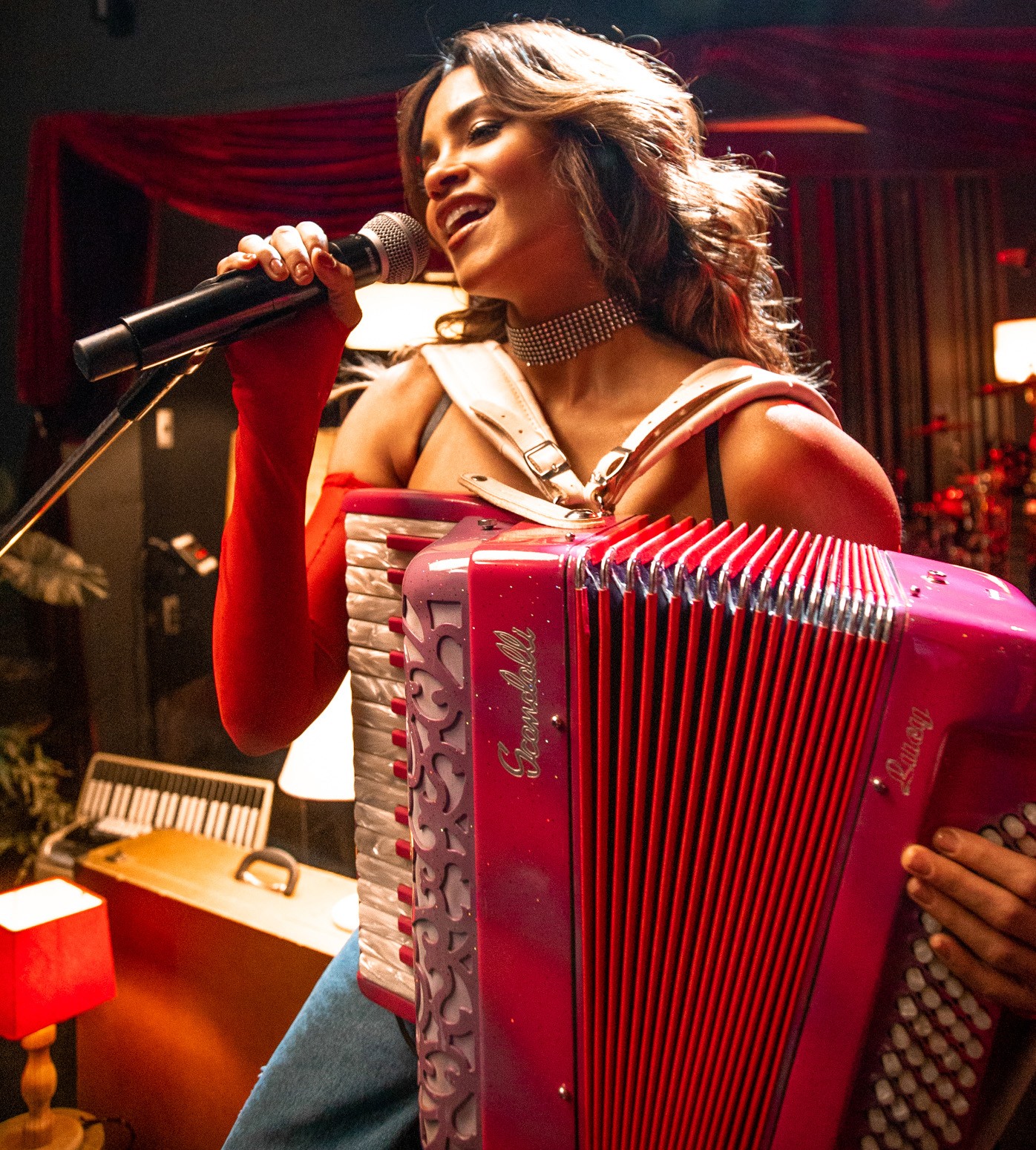 Lucy Alves rebobina as músicas do disco 'Perigosíssima' em gravação audiovisual feita no Rio de Janeiro