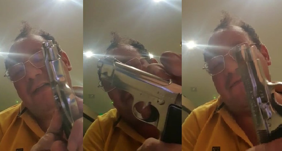 Imagens do vídeo gravada por Muvuca mostram ele manuseando arma e explicando como faz destravamento — Foto: Divulgação
