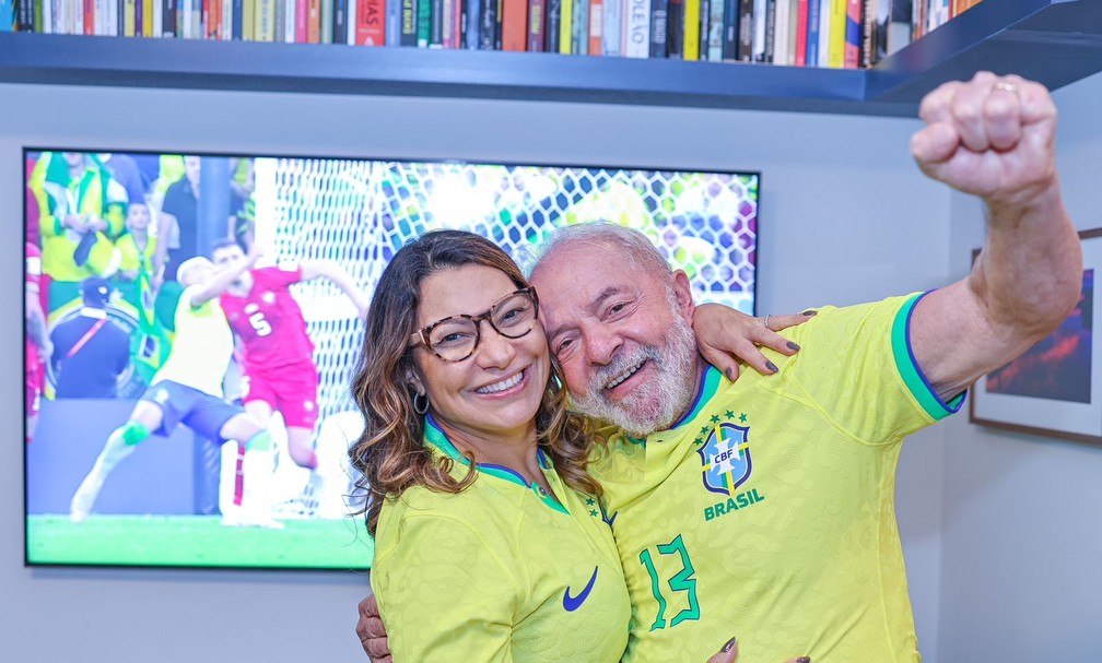 O presidente eleito Lula (PT) comemora a vitória do Brasil contra a Sérvia ao lado da esposa, Janja, nesta quinta-feira (24) — Foto: Ricardo Stuckert/Divulgação 