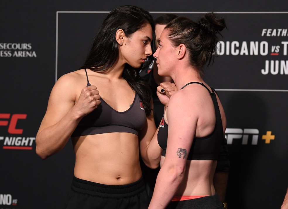 Ariane Lipski fez uma encarada dura com a inglesa Molly McCann na pesagem do UFC Greenville â?? Foto: Getty Images