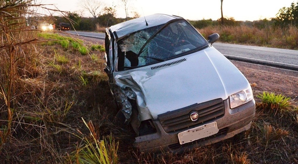 Carro ficou com a lateral destruída após colisão (Foto: Surgiu/Divulgação)