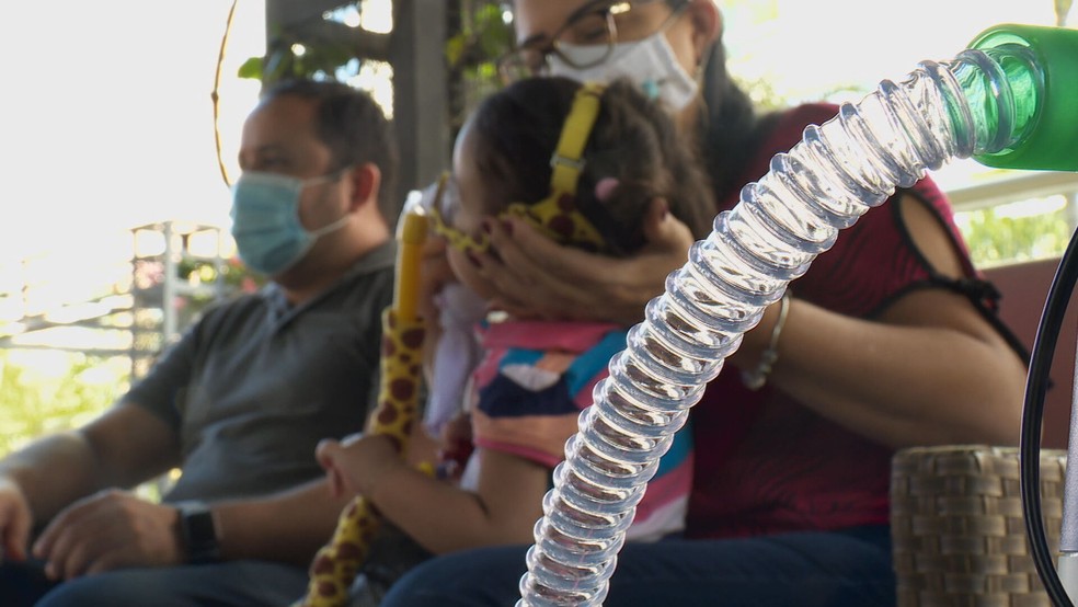 Marina Ciminelli, de um ano de nove meses, acompanhada da mãe, Deilla, e o pai, Samuel — Foto: TV Globo/Reprodução