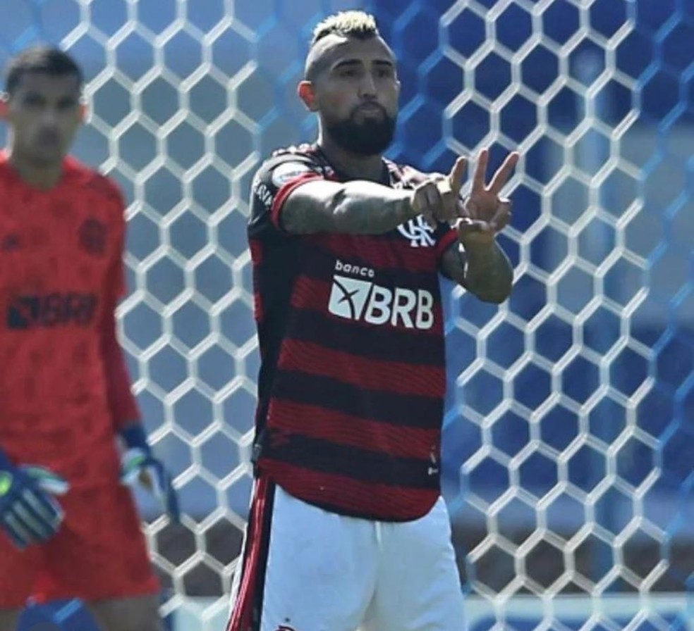 Vidal orienta posicionamento do Flamengo diante do Avaí — Foto: Reprodução