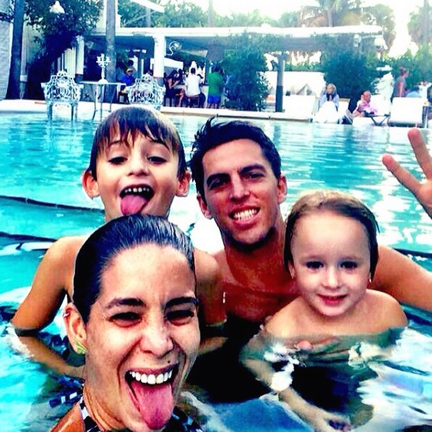 Dani Winits com o namorado e os filhos (Foto: Reprodução / Instagram)