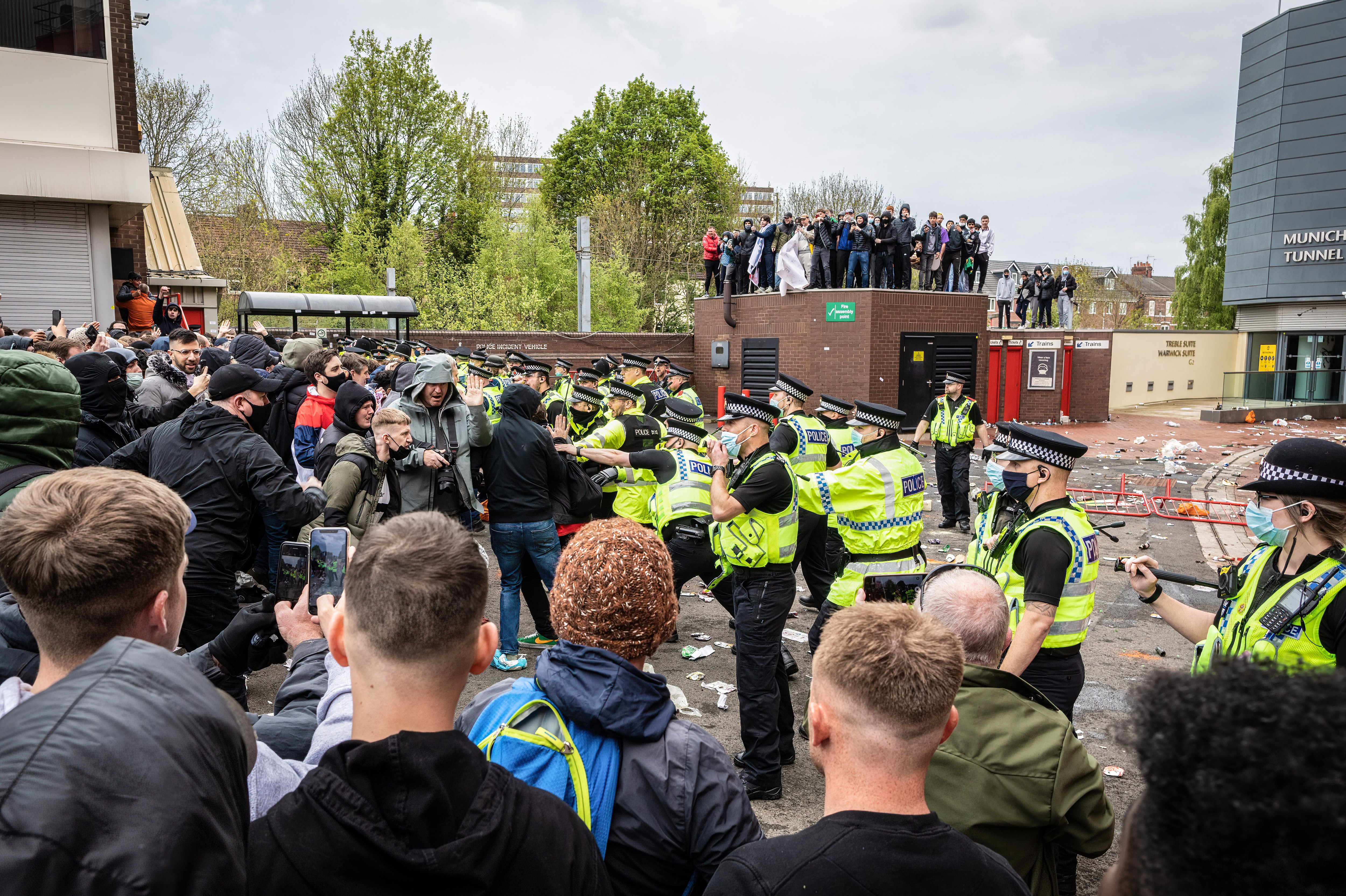 Torcedores protestam em Old Trafford (Foto: Getty)