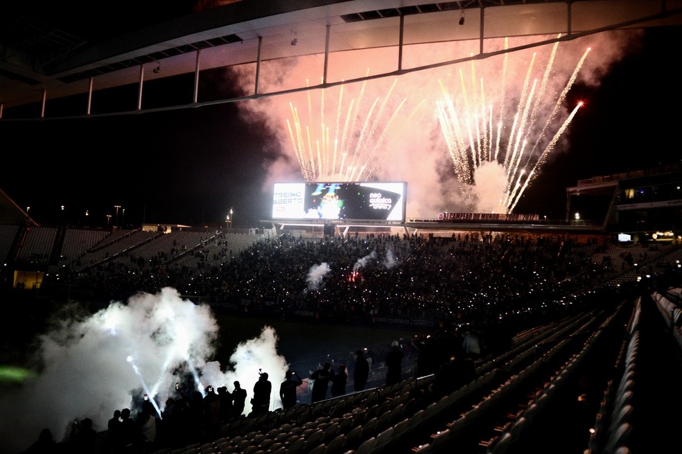 Fogos na apresentação de Yuri Alberto no Corinthians — Foto: Marcos Ribolli