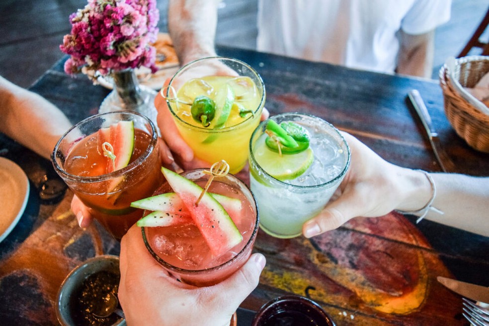 Pessoas brindam com bebidas alcoólicas, em imagem de arquivo — Foto: Shutterstock