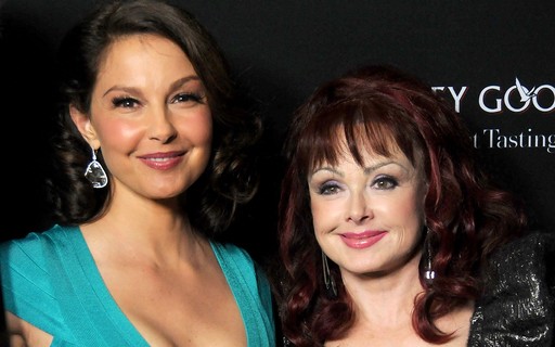 thumbnail de Autópsia revela que Naomi Judd deixou nota de suicídio ao morrer com ferimento de bala na cabeça
