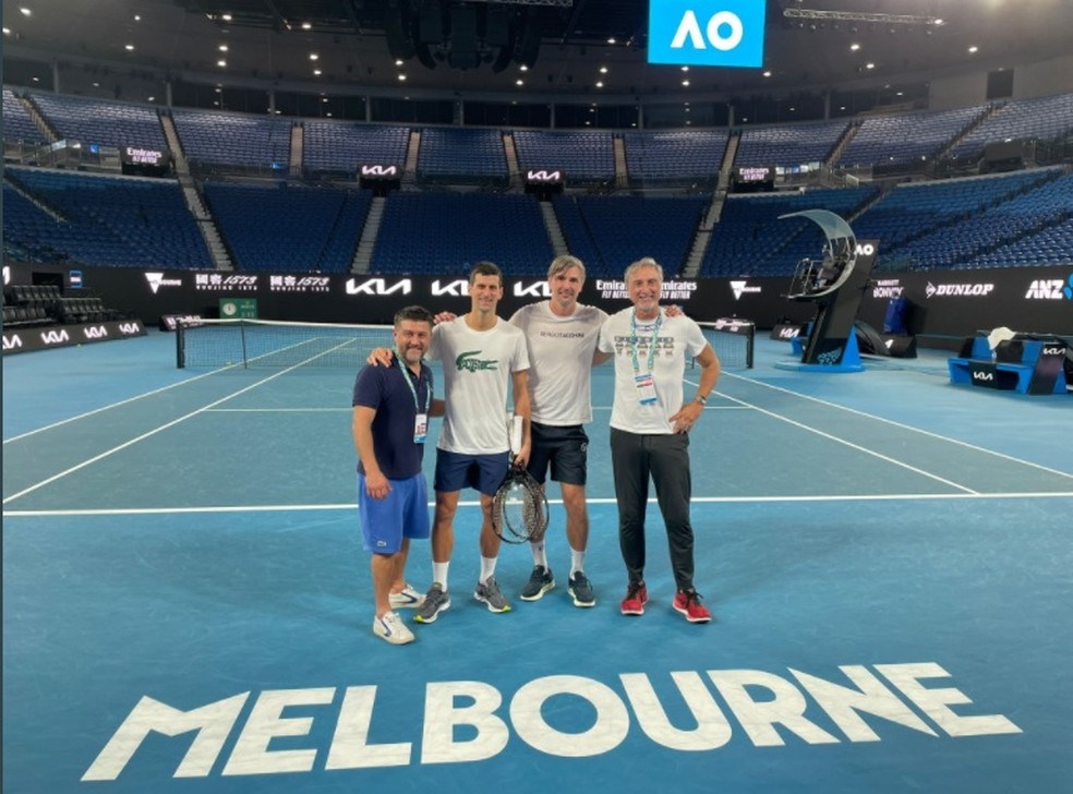 Novak Djokovic já está no complexo de tênis de Melbourne, onde será disputado o Australian Open | Foto: Reprodução/Twitter
