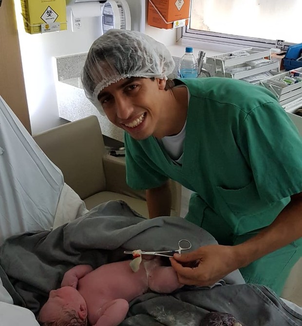O bebê foi direto para os braços de Flávio ao nascer. O pai também cortou o cordão umbilical de Theo (Foto: Arquivo Pessoal)
