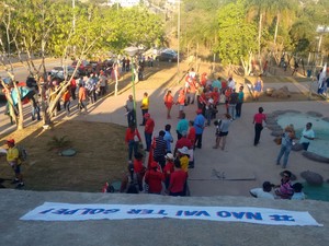 Manifestantes usam faixa com frase contra os pedidos de intervenção militar (Foto: Mariana Ferreira/G1)