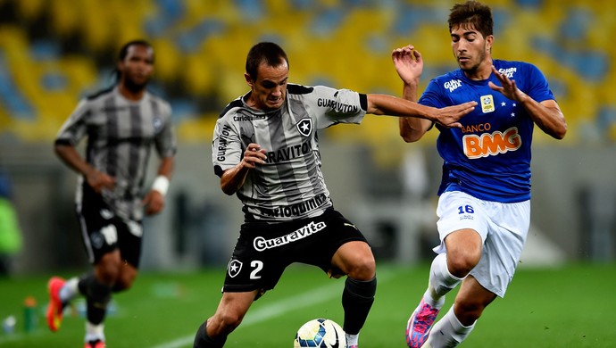 Feliz com convocação, volante espera definição de companheiro para partida