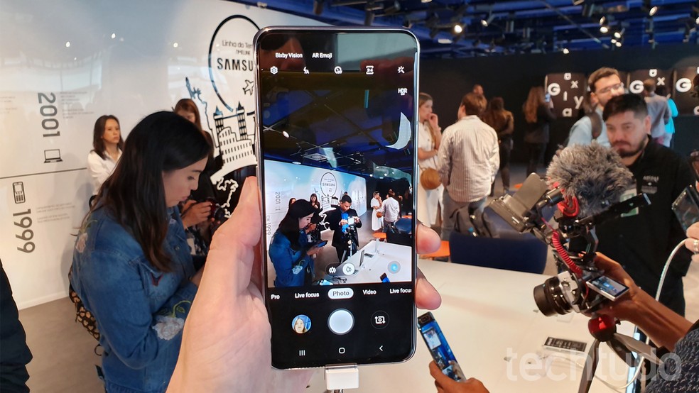 Galaxy A80: tela possui bordas finas e dispensa notch graÃ§as Ã  cÃ¢mera deslizante â€” Foto: ThÃ¡ssius Veloso/TechTudo