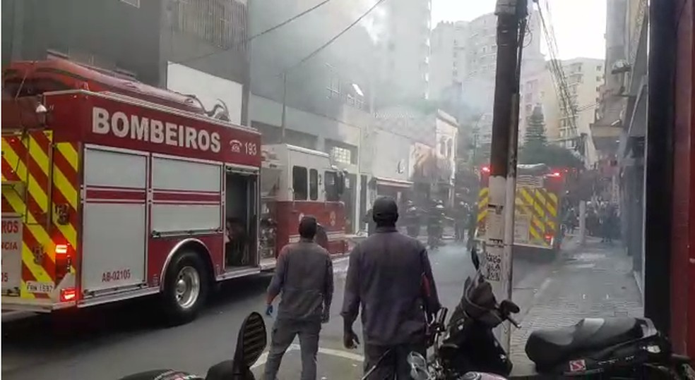 Bombeiros combatem incêndio em prédio comercial na Rua General Osório, no Centro de São Paulo — Foto: Val Paz/GloboNews