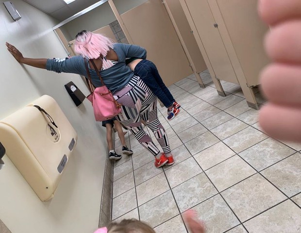 A cena aconteceu em um banheiro público e a foto foi postada pela própria mãe (Foto: Reprodução Facebook)