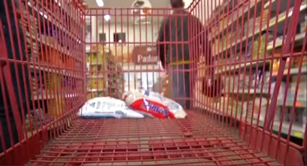 Carrinho de compras foi motivo da briga entre dois homens em supermercado de Campo Grande — Foto: TV Morena/Reprodução