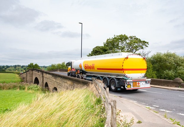 Caminhão tanque da Shell em trânsito no Reino Unido  (Foto: Josh Hind / 500px / Divulgação)