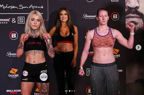 A ex-atriz pornô e hoje lutadora profissional de MMA Rebecca Bryggman na pesagem de sua estreia como atleta do Bellator ao lado de Elise Reed (Foto: Instagram)
