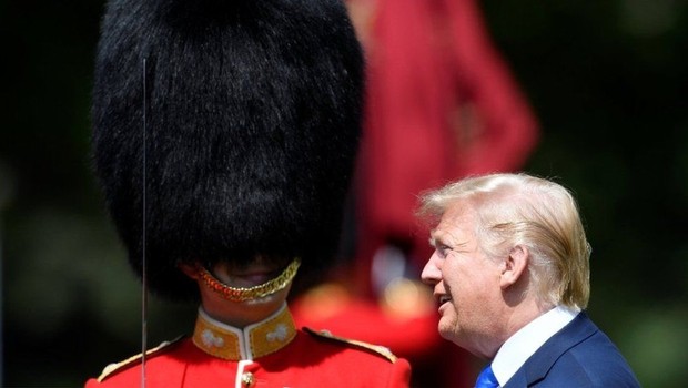 No primeiro dia da viagem ao Reino Unido, o presidente Donald Trump esteve no Palácio de Buckingham (Foto: Reuters, via BBC)