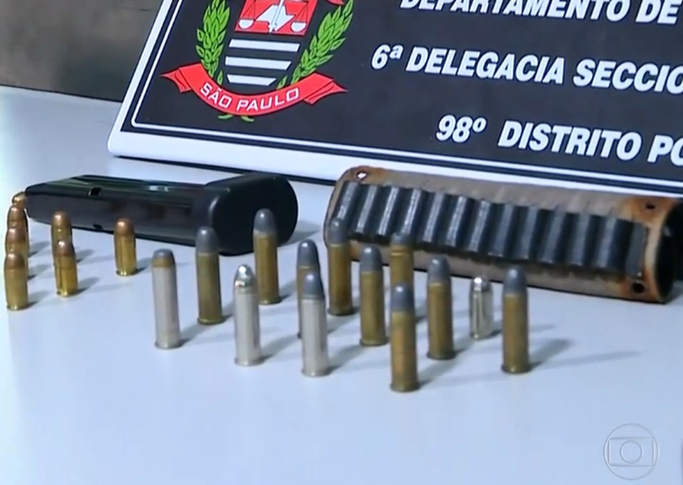 Polícia encontra arma e munição em casa de comerciante foragido da Justiça por morte do ator Rafael Miguel e seus pais — Foto: Reprodução/TV Globo