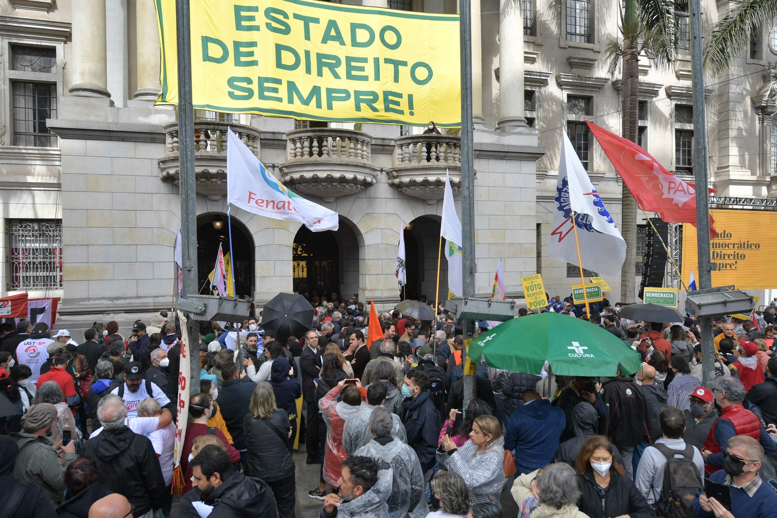 Ativistas pela democracia se reúnem em frente ao prédio da USP onde acontece a leitura da carta — Foto: Nelson Almeida / AFP