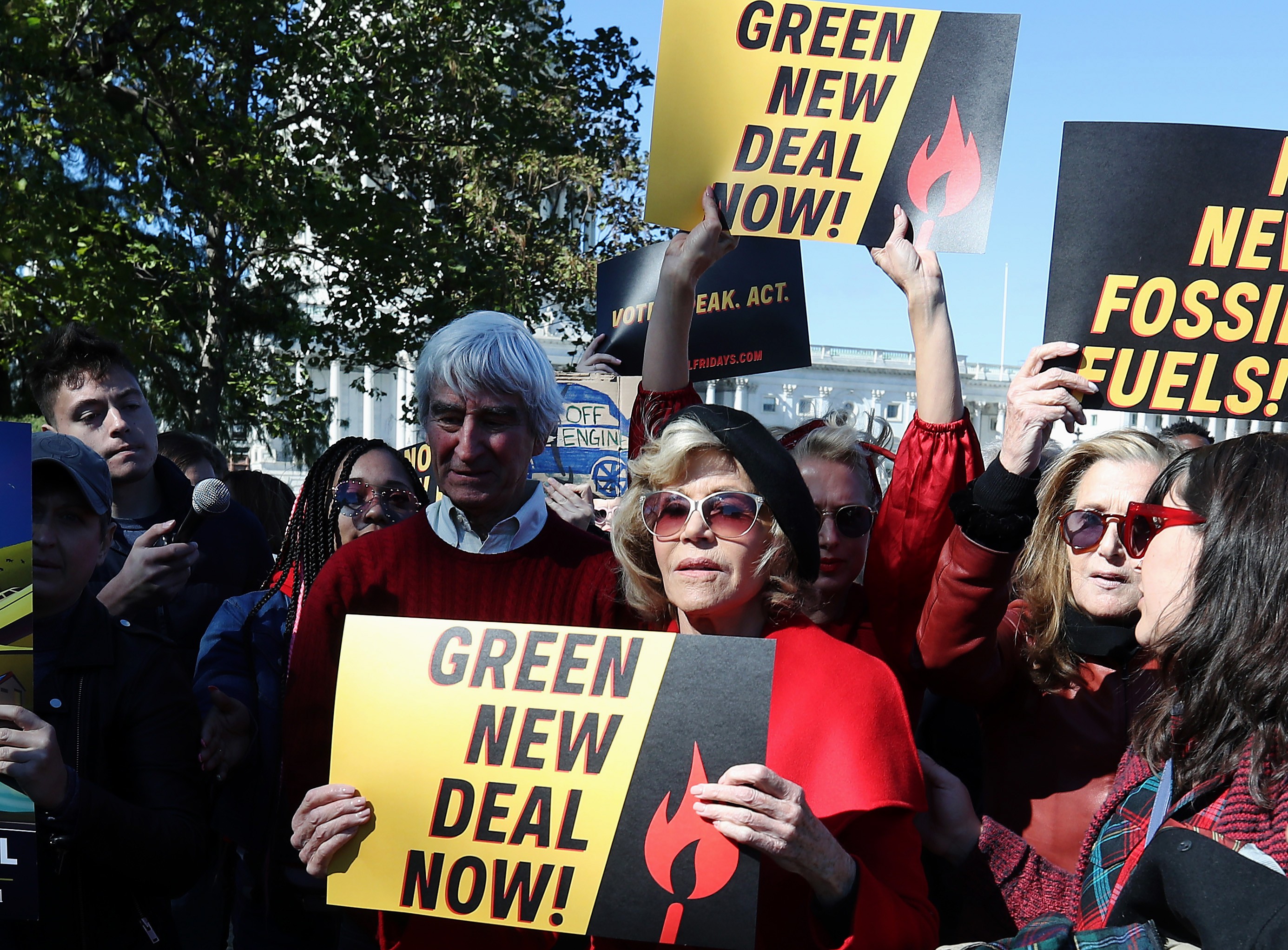 Sam Waterson e Jane Fonda são presos em protesto contra o aquecimento global (Foto: Getty Images)