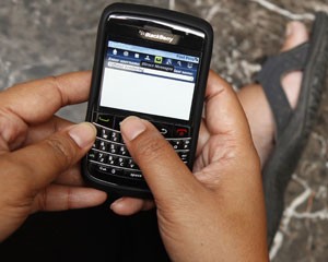 Usuário mexe em smartphone BlackBerry (Foto: Enny Nuraheni/Reuters)
