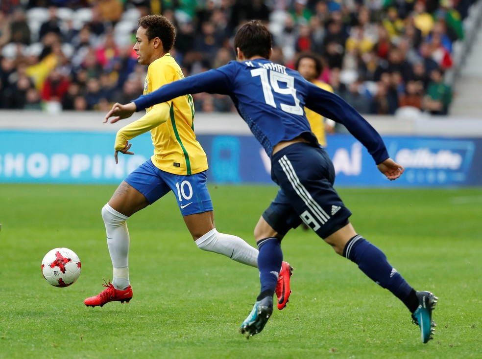Neymar dá mais uma arrancada para fazer fila no Brasil x Japão: craque se irritou com marcador e acabou levando cartão amarelo (Foto: Reuters)