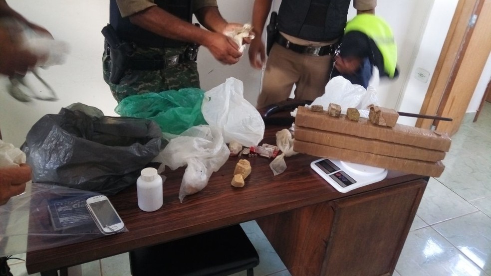 Dez pessoas foram presas e no local em que elas estavam a polícia apreendeu armas, drogas, celulares e outros objetos (Foto: Polícia Militar / Divulgação)