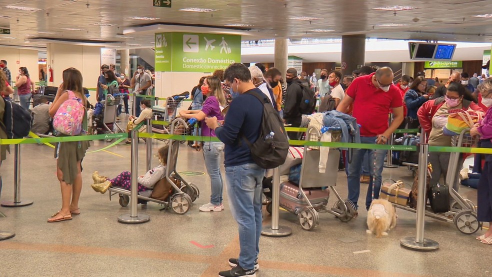 Passageiros enfrentam fila no Aeroporto de Brasília — Foto: TV Globo/Reprodução