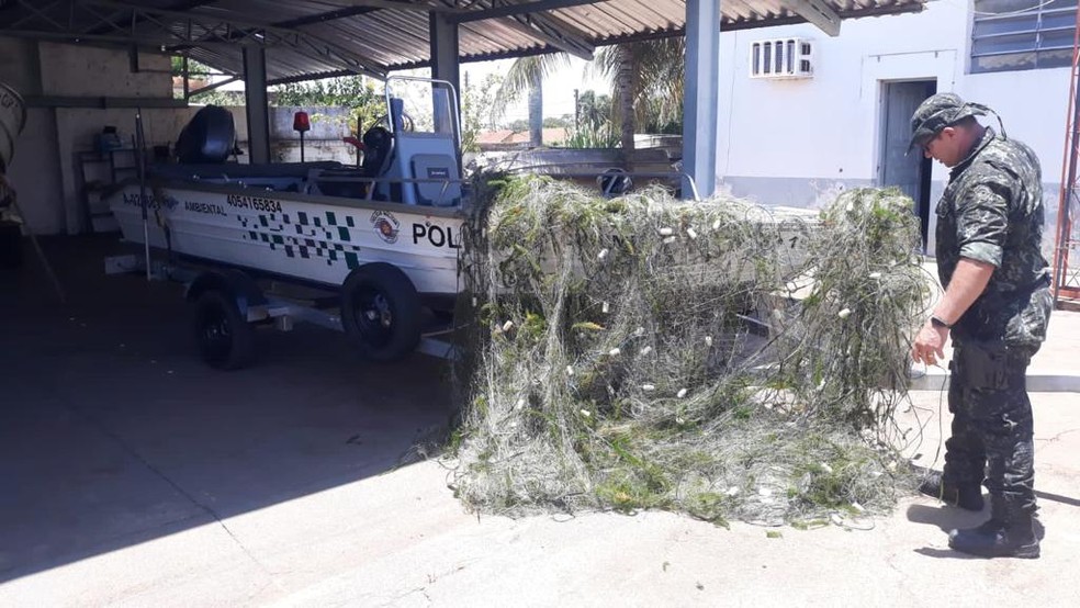 Foram apreendidos 900 metros de redes de pesca em Presidente Epitácio (SP) — Foto: Polícia Militar Ambiental