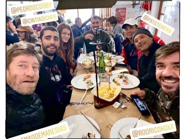 Pedro Scooby e Cíntia Dicker curtem almoço com amigos em Portugal (Foto: Reprodução/Instagram)