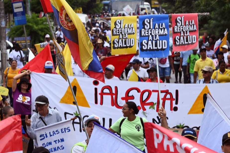 Apoiadores do presidente colombiano Gustavo Petro participam de manifestação em apoio às reformas do governo em Cali, na Colômbia