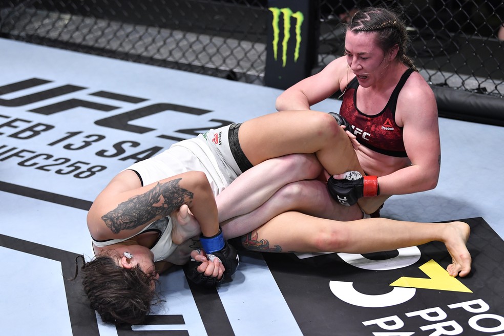 Lara Procópio tenta encaixar uma chave de tornozelo em Molly McCann no UFC Overeem x Volkov — Foto: Getty Images