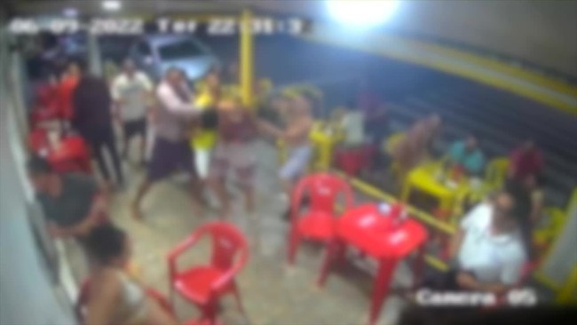 Vídeo mostra homem sendo espancado em bar no Alecrim, em Natal