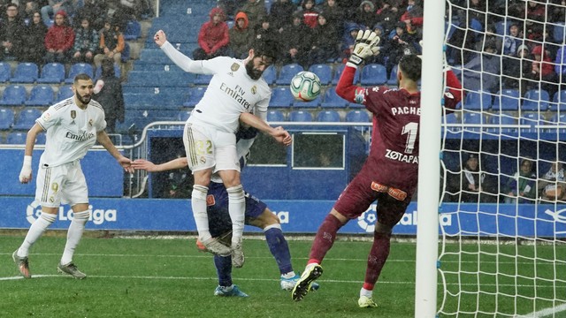 Isco cabeceia cruzamento de Modric que resulta no segundo gol do Real, marcado por Carvajal