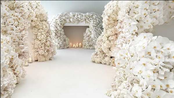 A decoração levou mais de um milhão de flores (Foto: Reprodução/Instagram)