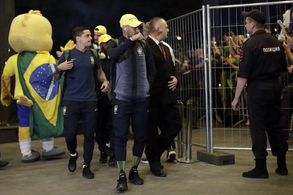 Neymar durante chegada da SeleÃ§Ã£o Brasileira em Moscou   (Foto: AndrÃ© MourÃ£o / MoWA Press  )