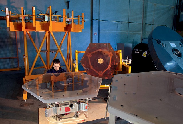 Um engenheiro testa um dos 798 segmentos do espelho principal do ELT no laboratório do ESO na Alemanha (Foto:  ESO/divulgação)