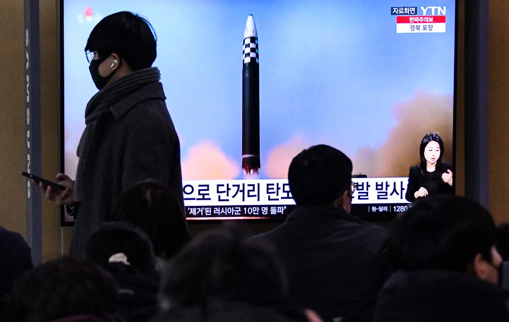 Televisão mostra um jornal local com imagens de arquivo de um teste de míssil norte-coreano, em uma estação ferroviária em Seul, em 23 de dezembro de 2022, depois que a Coreia do Norte disparou dois mísseis balísticos de curto alcance. — Foto: JUNG YEON-JE / AFP
